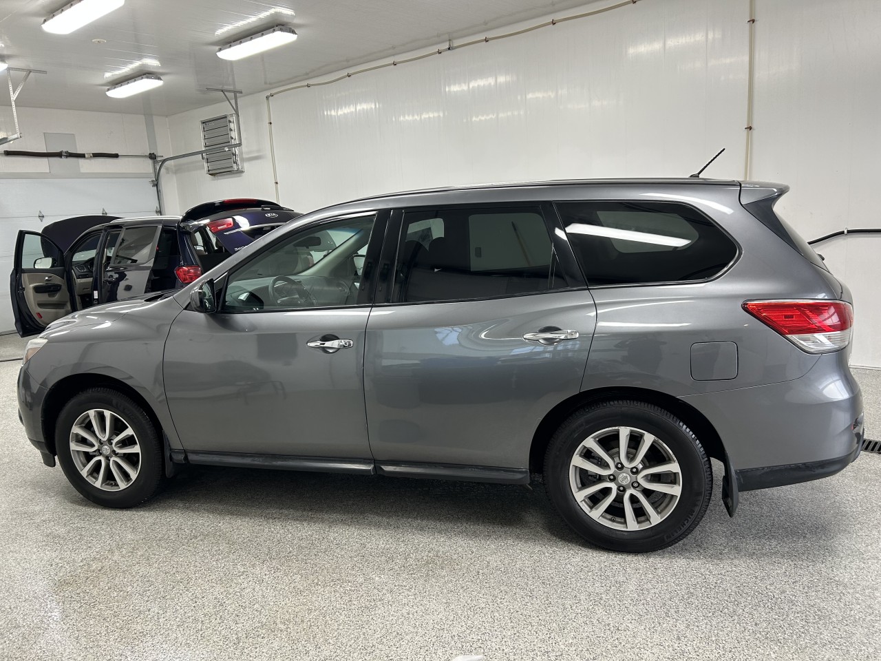 2015 Nissan Pathfinder - Image 3