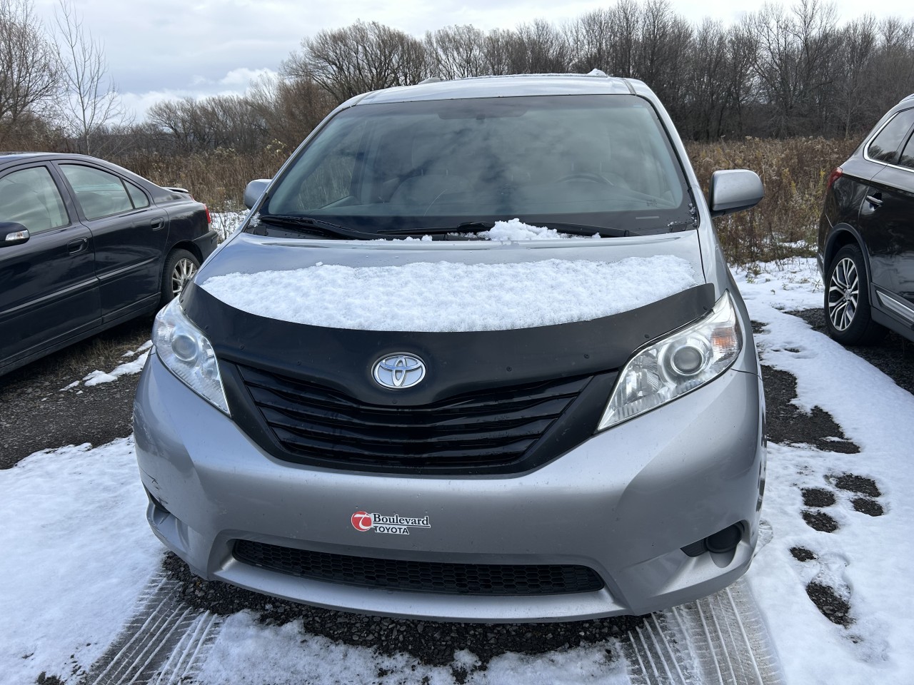 2017 Toyota Sienna - Image 2