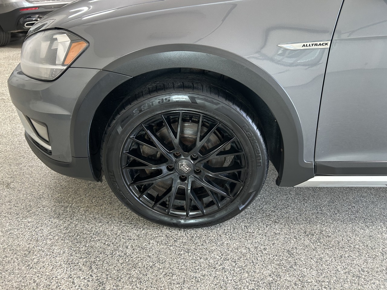 2019 Volkswagen Golf Alltrack - Image 3