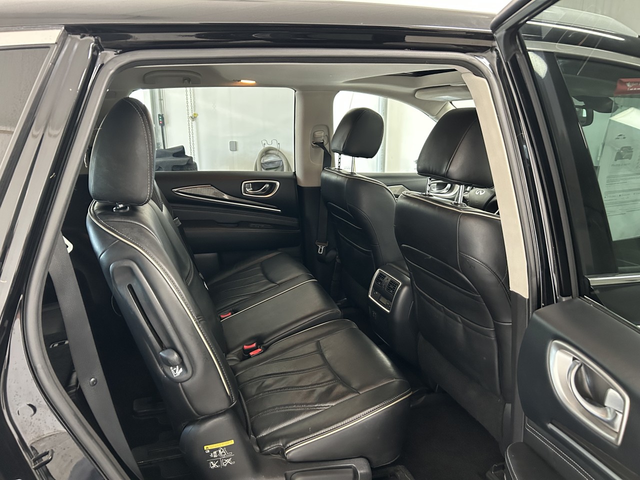 2017 INFINITI QX60 - Image 16
