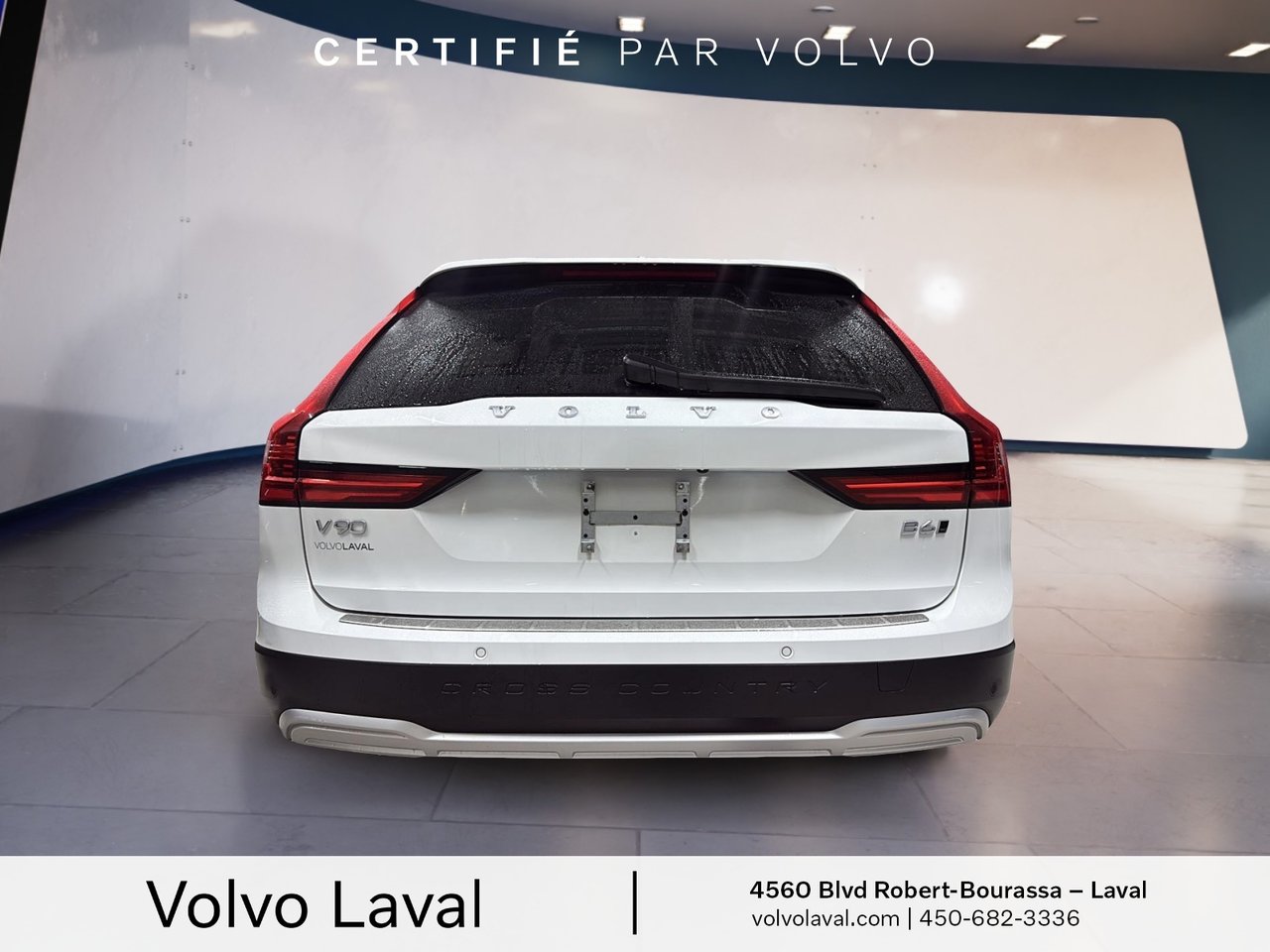 2023 Volvo V90 Cross Country - Image 4