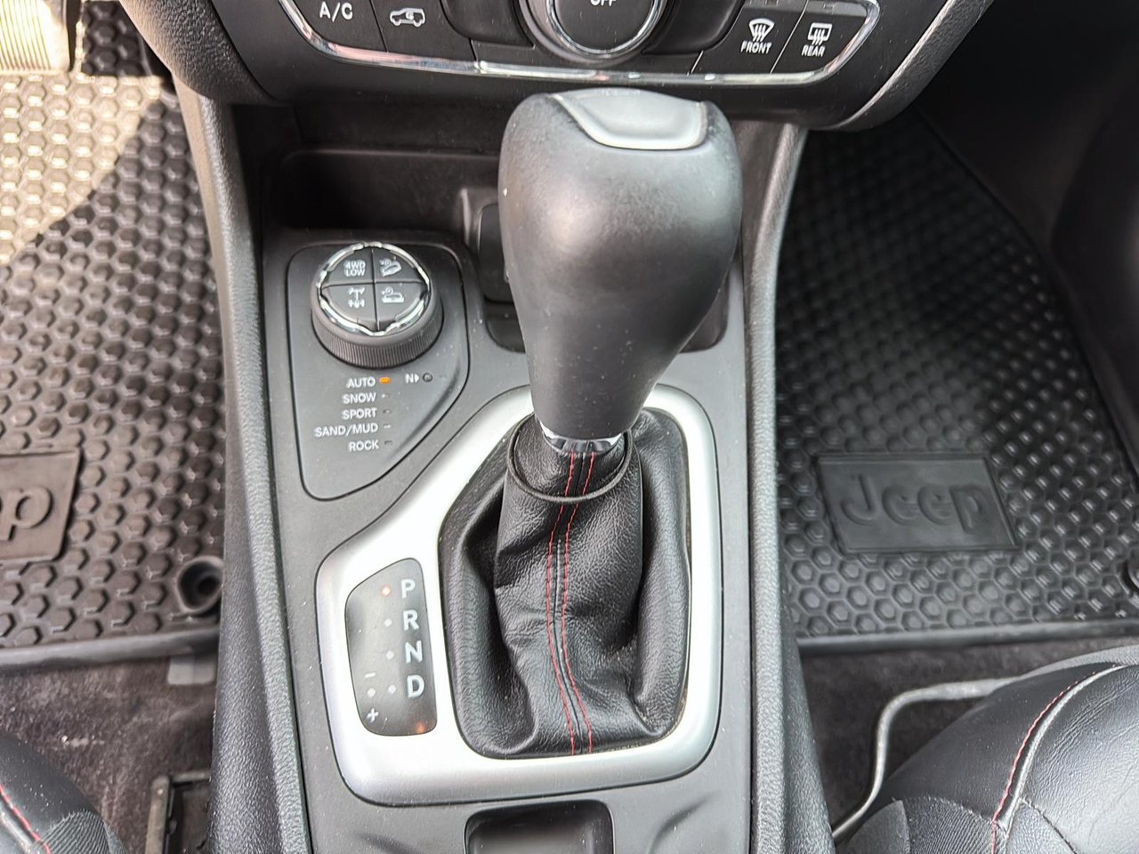 2018 Jeep Cherokee - Image 15