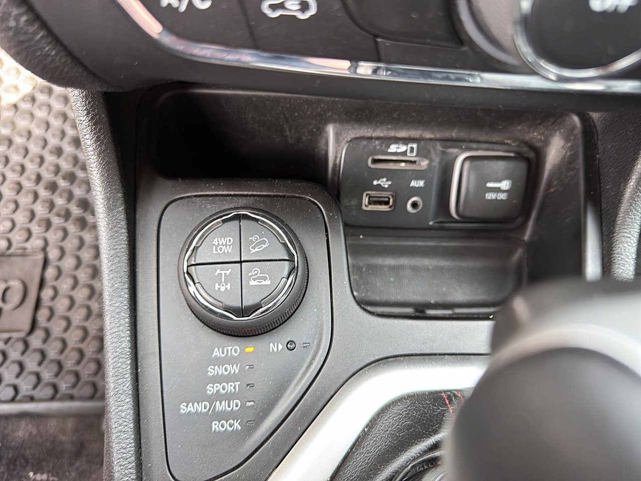 2018 Jeep Cherokee - Image 16