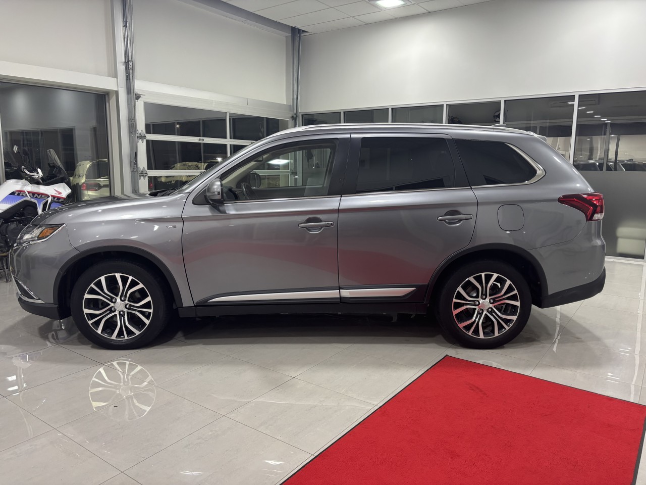 2018 Mitsubishi Outlander - Image 9