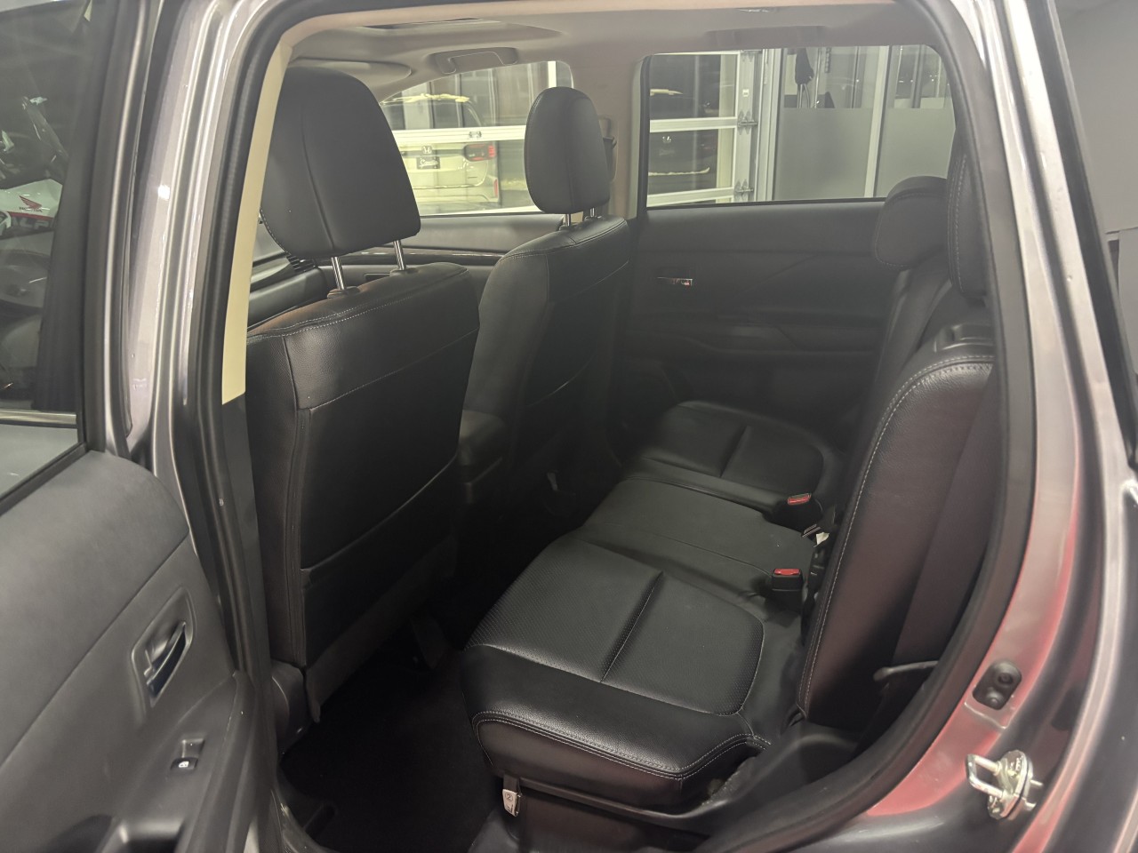 2018 Mitsubishi Outlander - Image 11