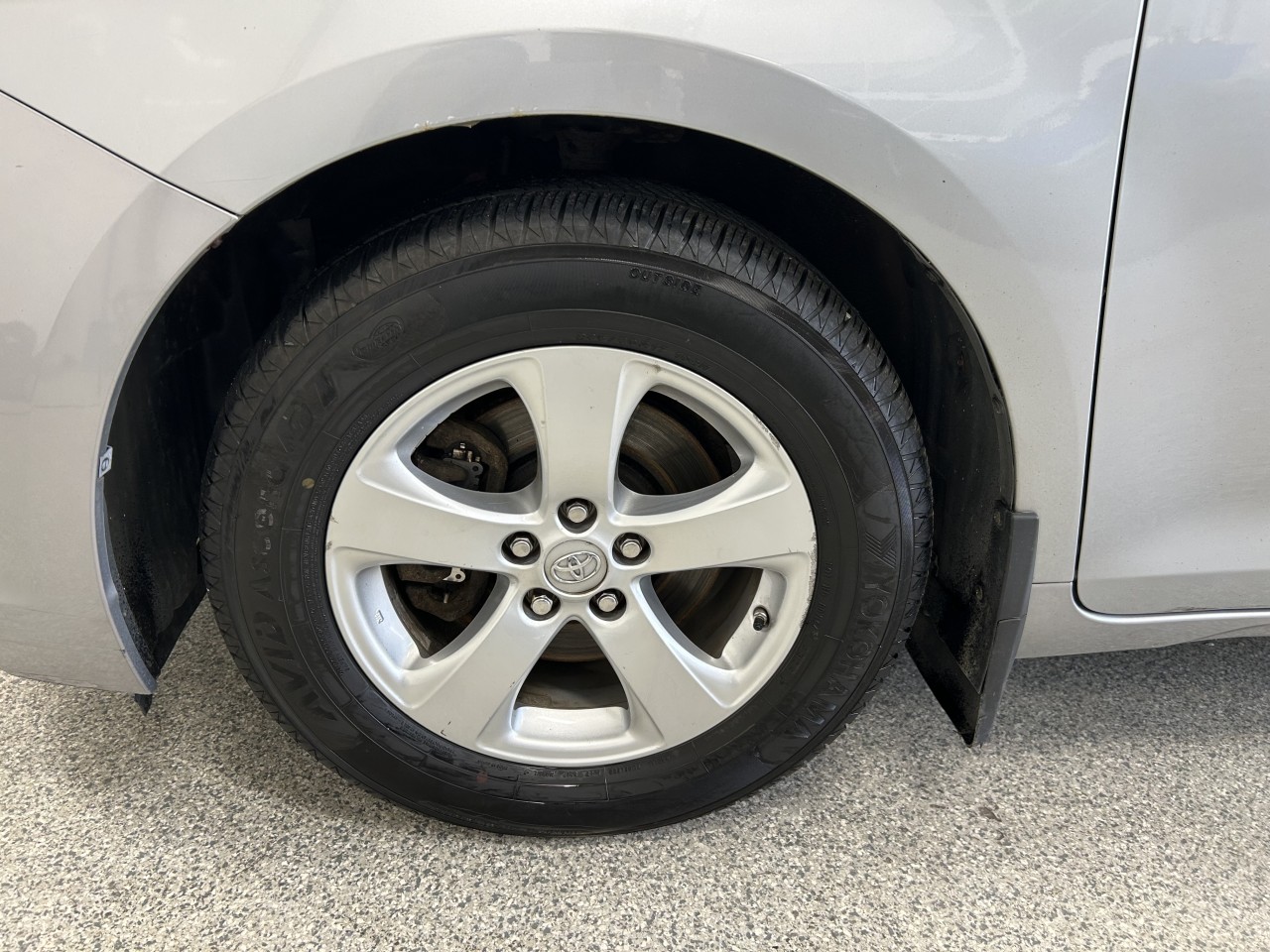 2017 Toyota Sienna - Image 6