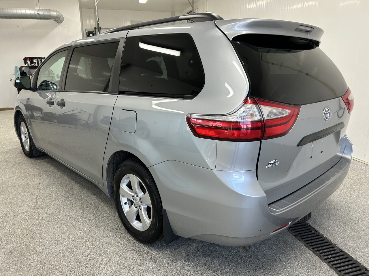 2017 Toyota Sienna - Image 9