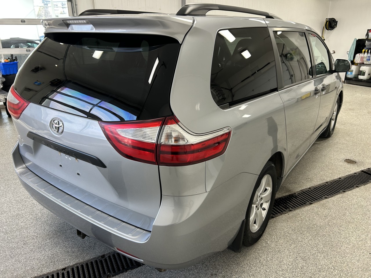2017 Toyota Sienna - Image 10