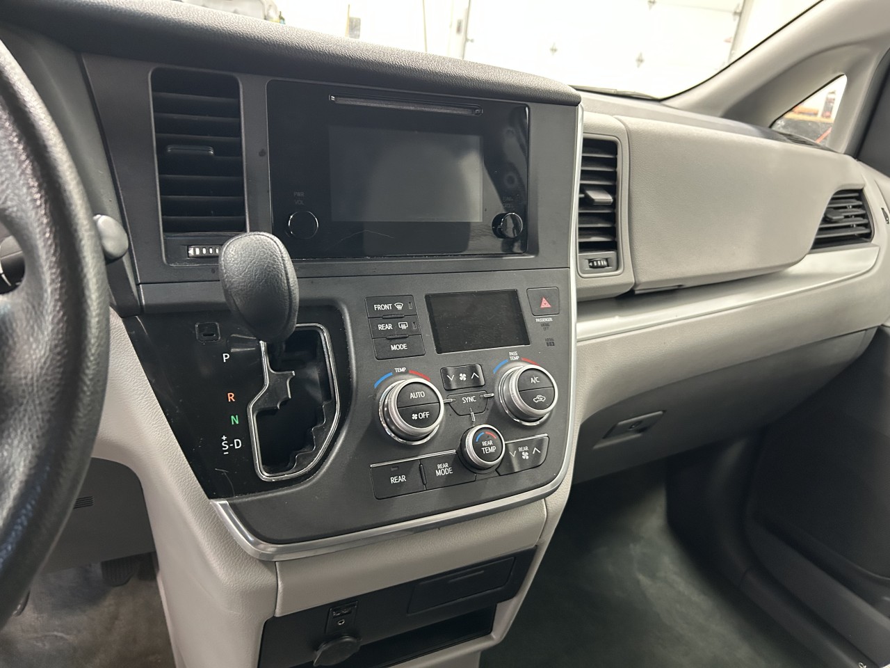 2017 Toyota Sienna - Image 14