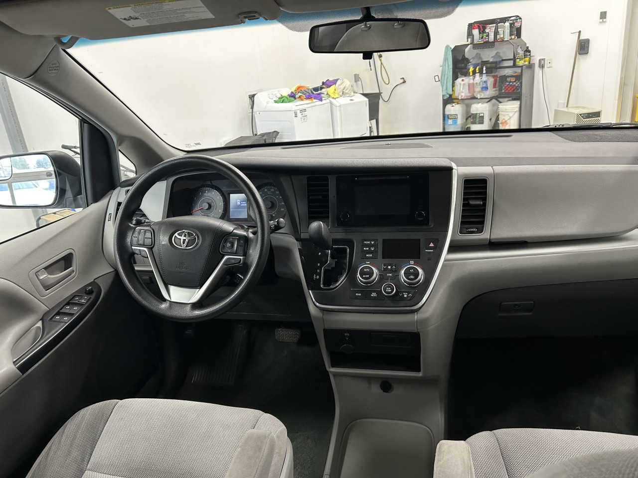 2017 Toyota Sienna - Image 21
