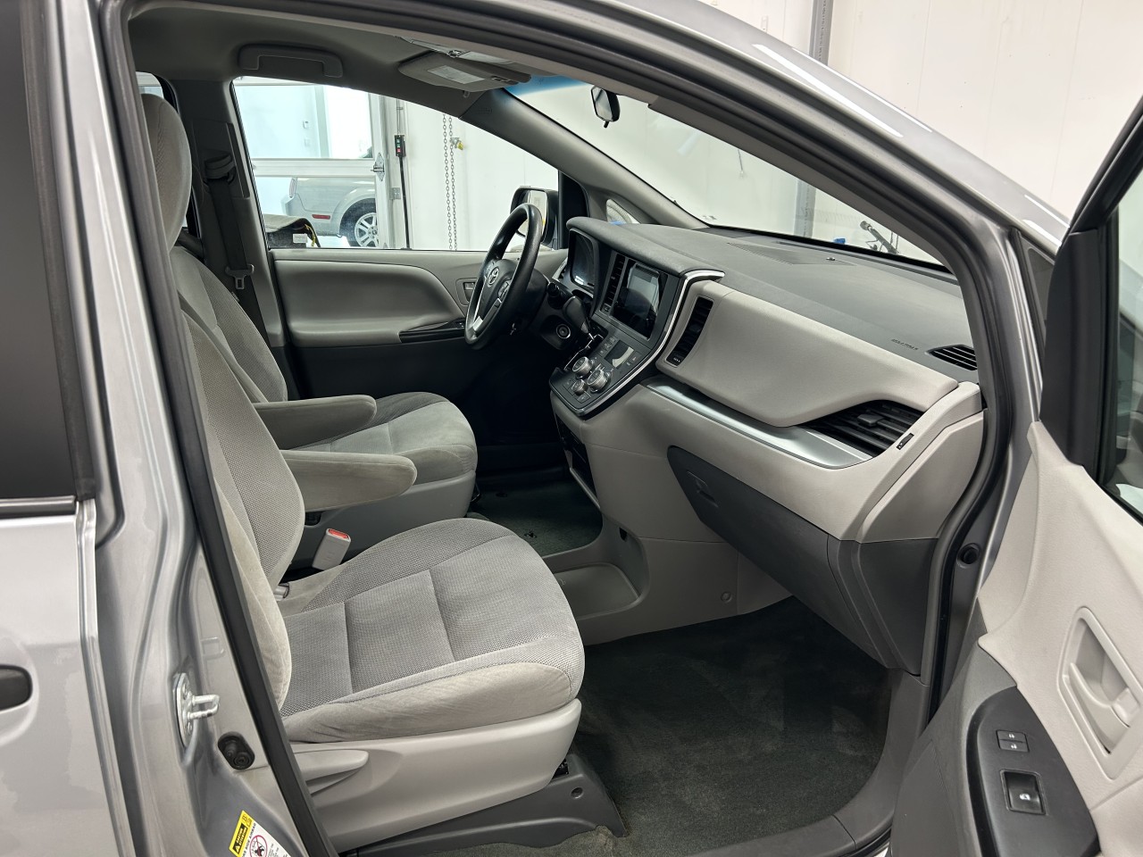 2017 Toyota Sienna - Image 23