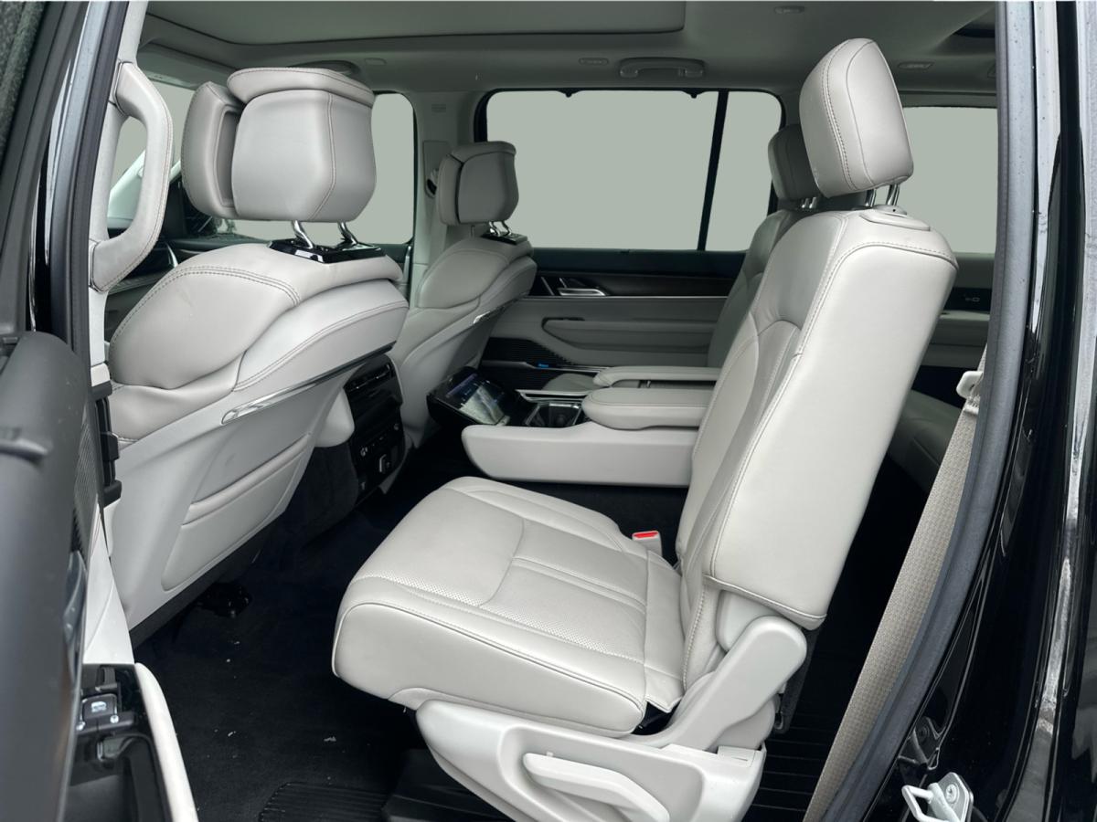 2022 Jeep Grand Wagoneer - Image 11