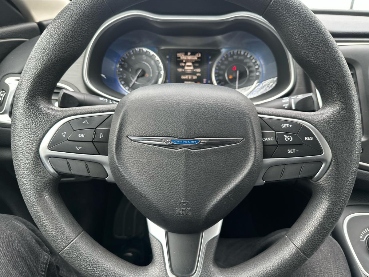 2015 Chrysler 200 - Image 9