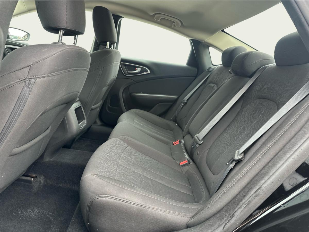 2015 Chrysler 200 - Image 13