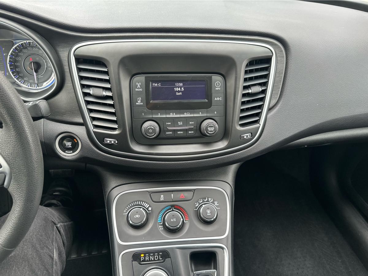 2015 Chrysler 200 - Image 15