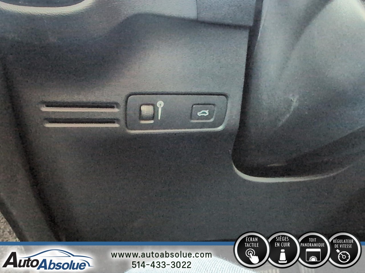 2022 Volvo XC40 - Image 16