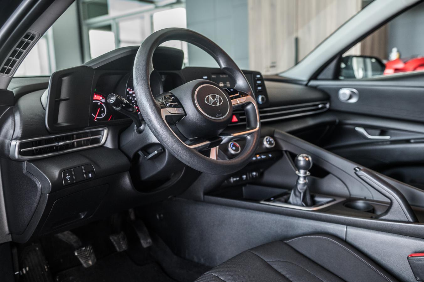 2022 Hyundai Elantra - Image 13