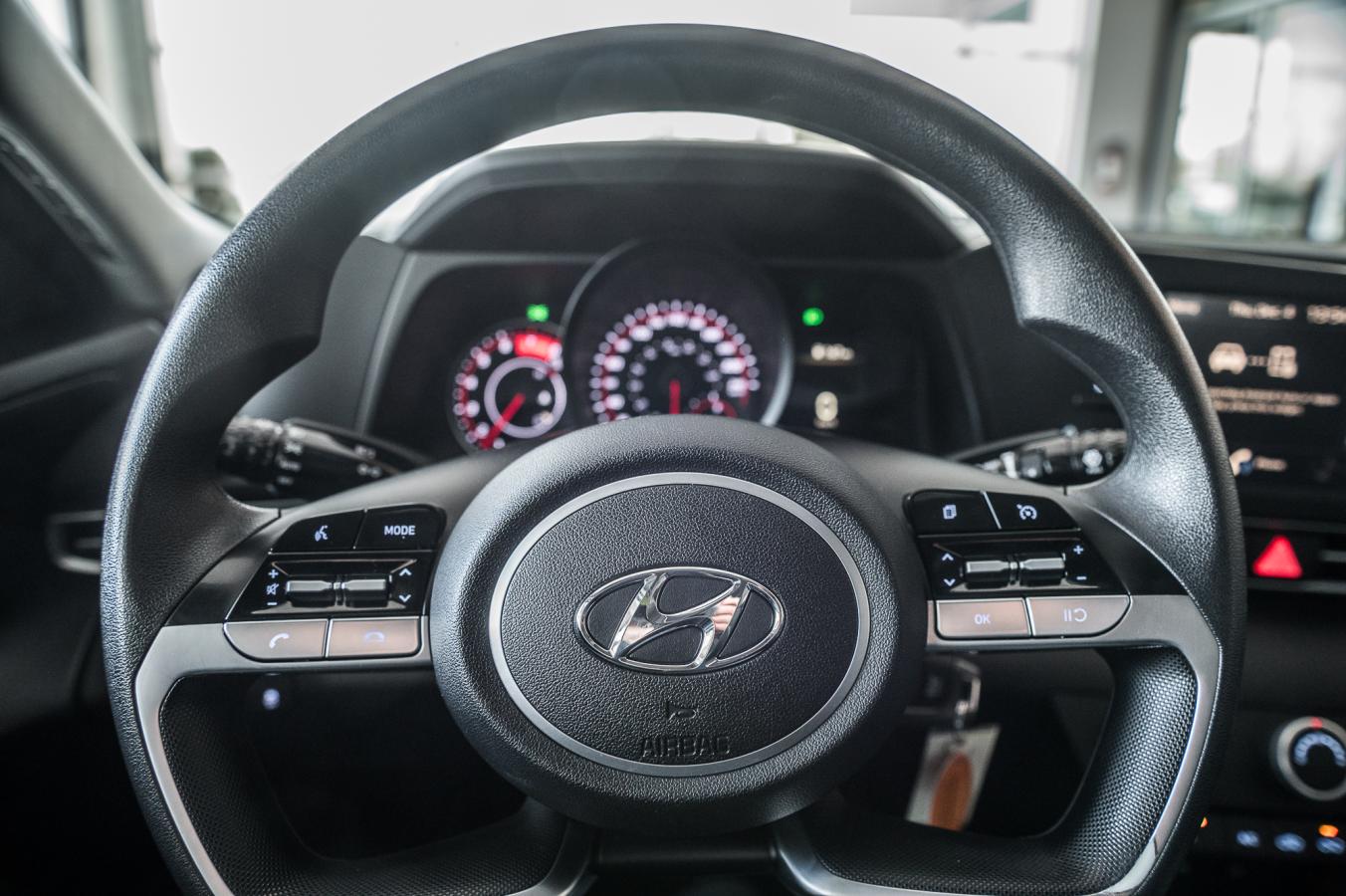 2022 Hyundai Elantra - Image 15