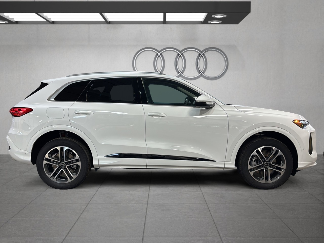 2025 Audi Q5 - Image 4