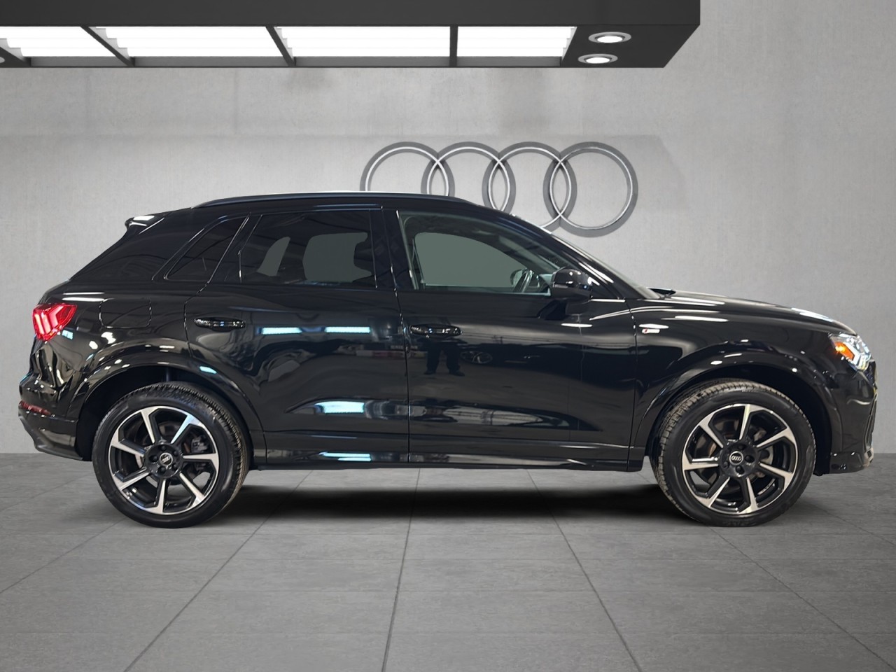 2022 Audi Q3 - Image 3