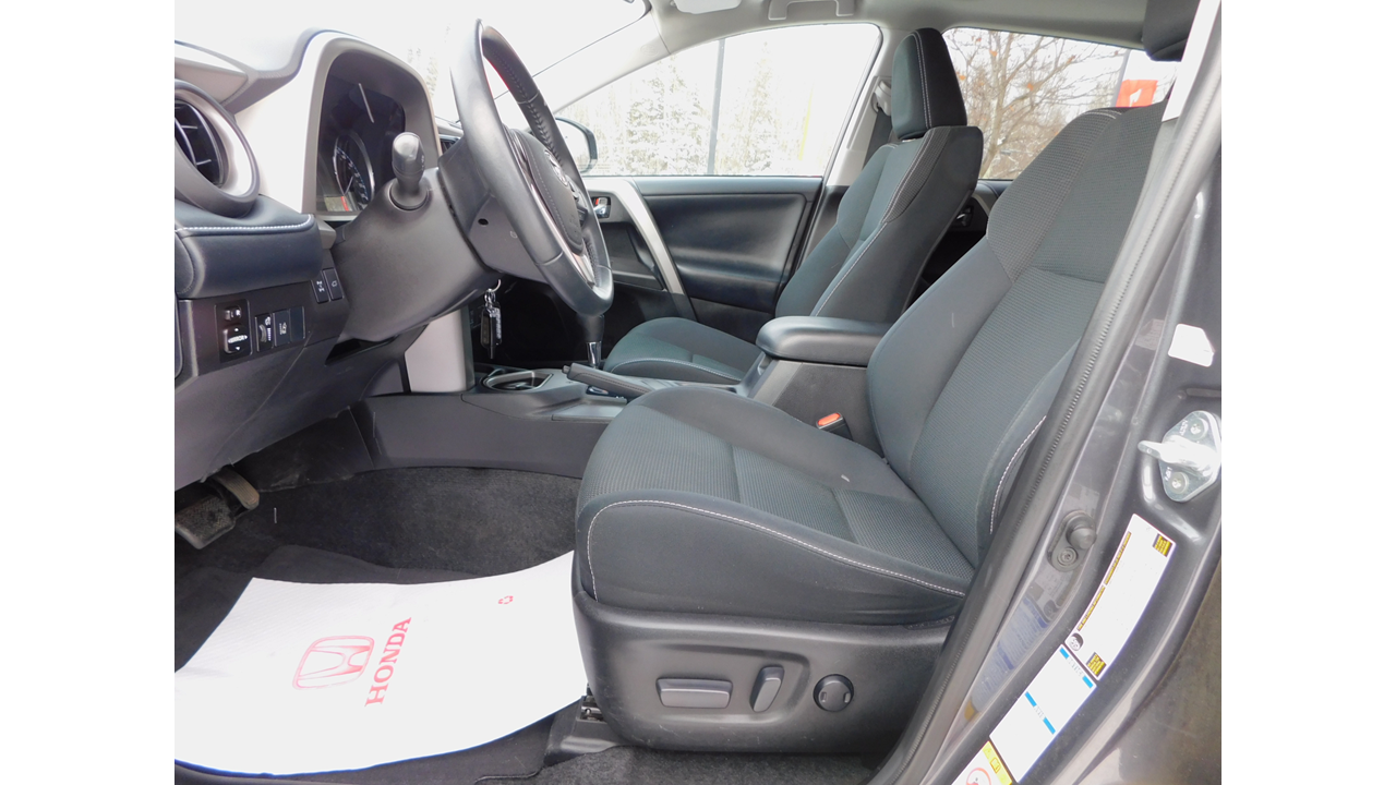 2017 Toyota RAV4 - Image 13