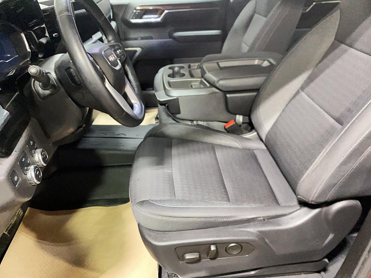 2023 GMC Sierra 1500 - Image 8