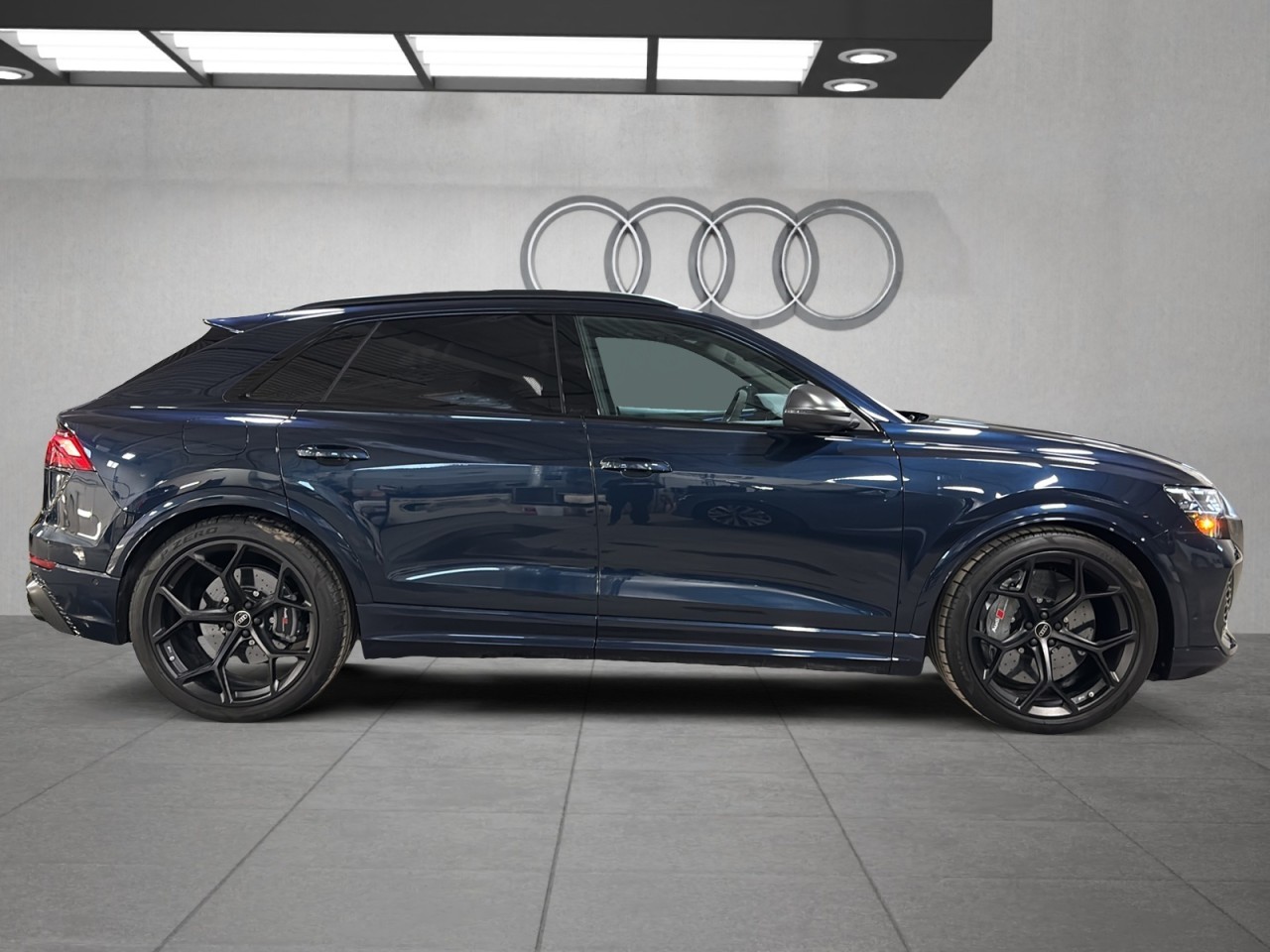 2025 Audi RS Q8 - Image 4