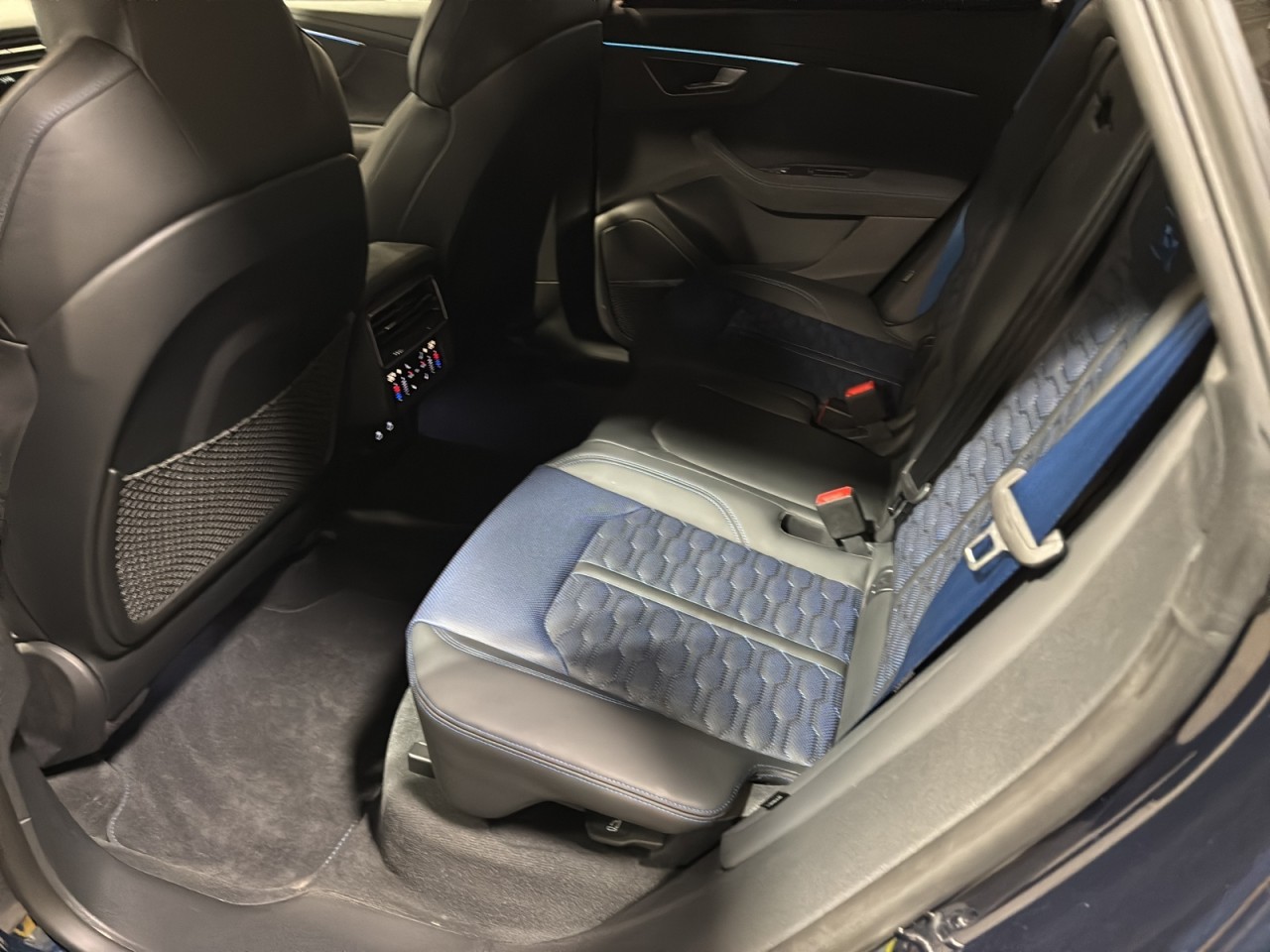 2025 Audi RS Q8 - Image 8