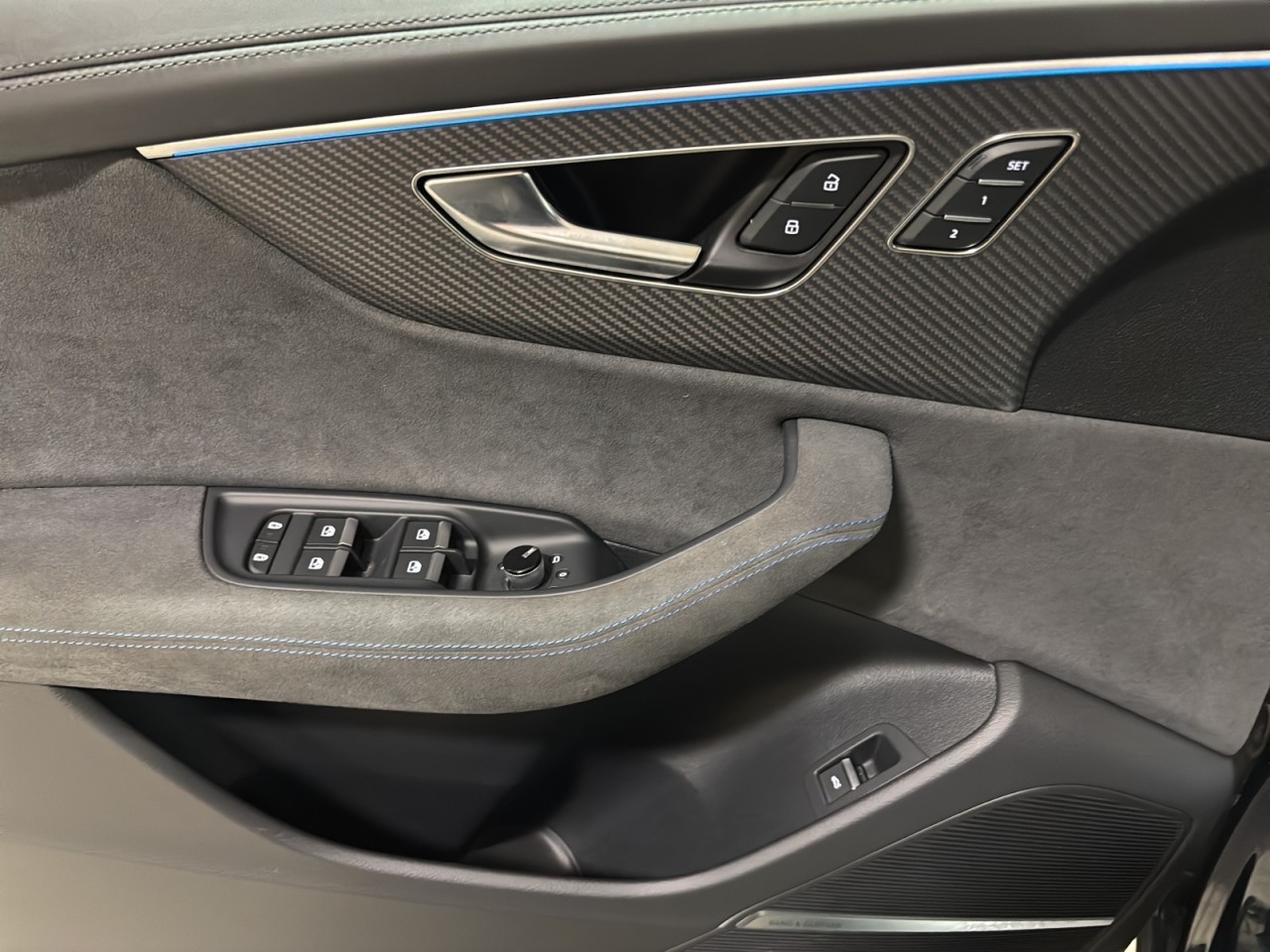 2025 Audi RS Q8 - Image 9