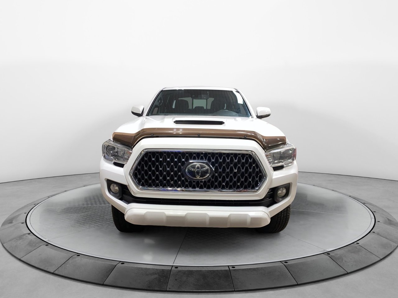 2018 Toyota Tacoma - Image 2