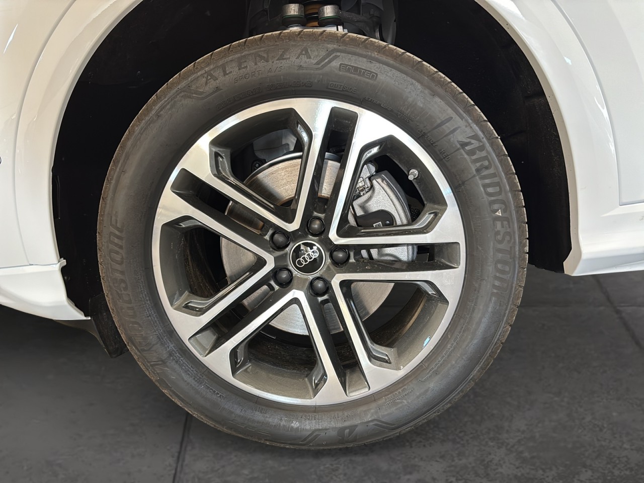 2025 Audi Q5 - Image 12