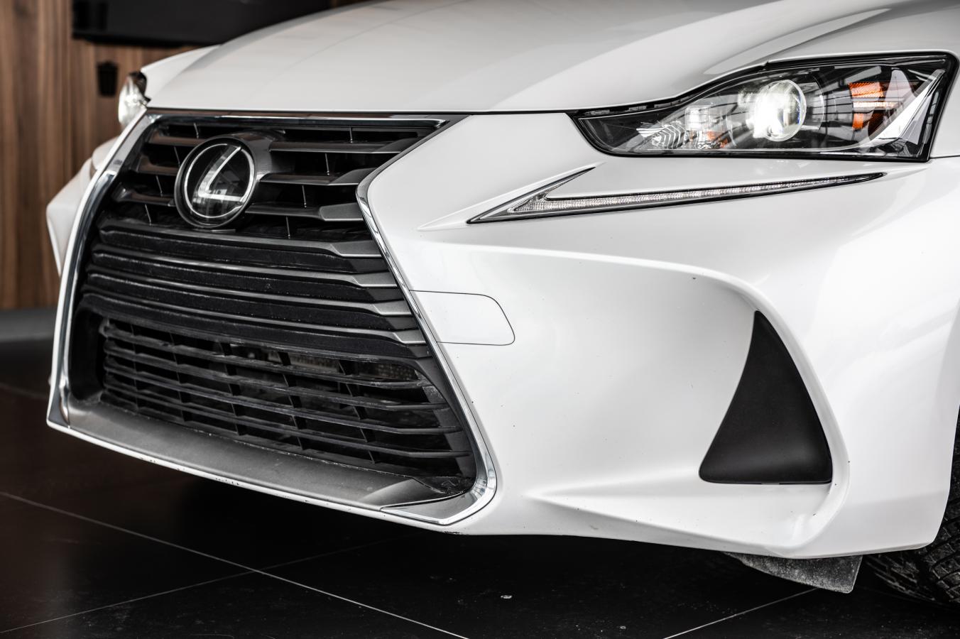 2019 Lexus IS 300 - Image 4