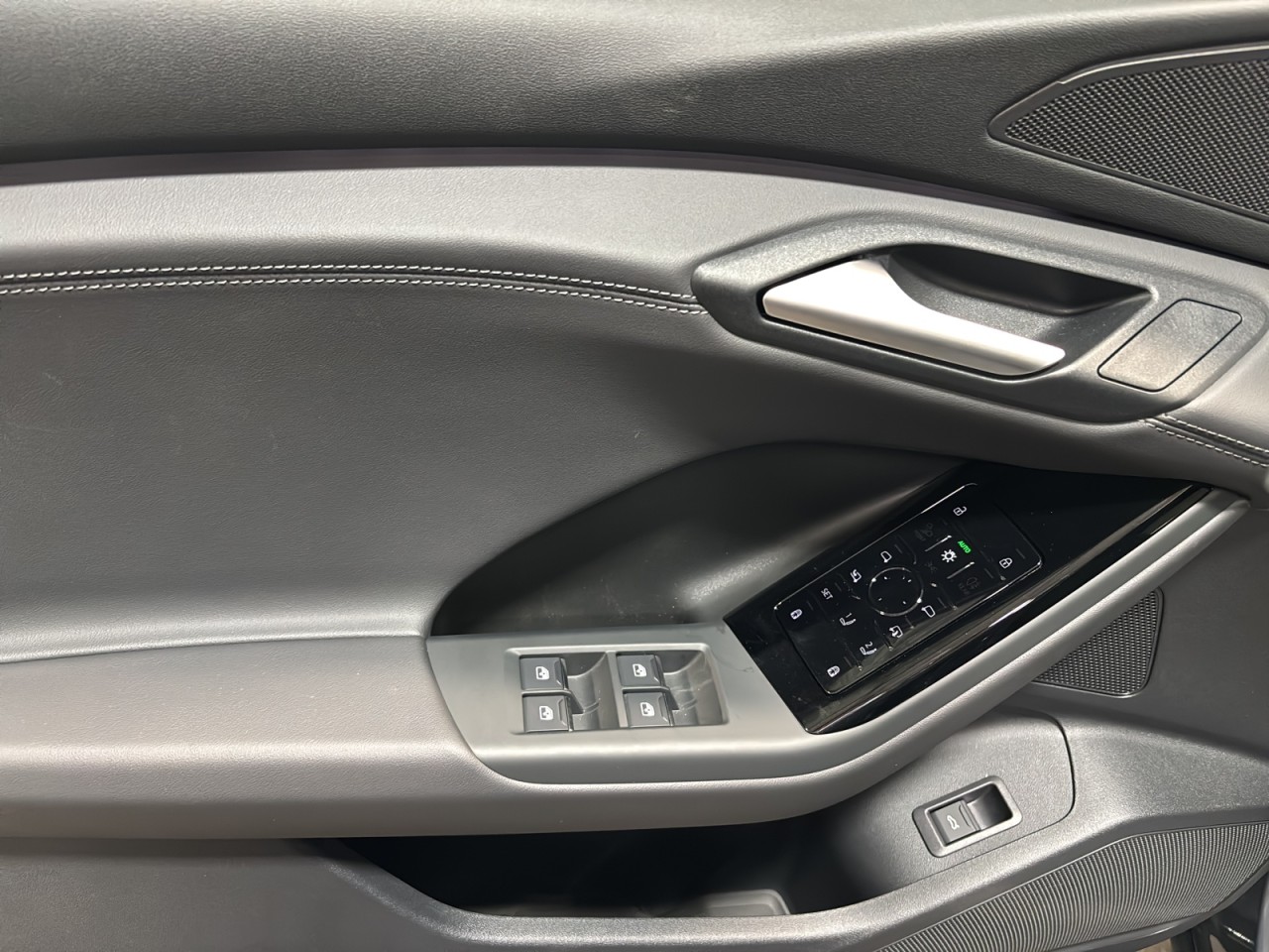 2025 Audi Q6 e-tron - Image 10