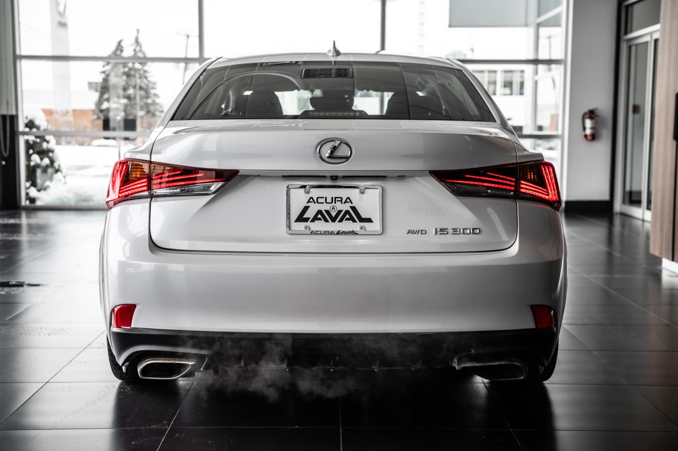 2019 Lexus IS 300 - Image 8