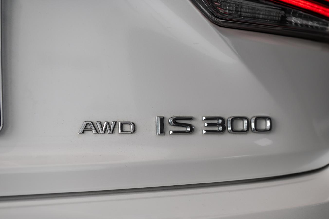 2019 Lexus IS 300 - Image 9