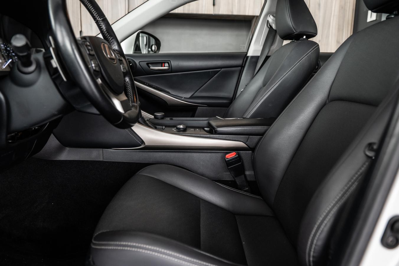 2019 Lexus IS 300 - Image 12