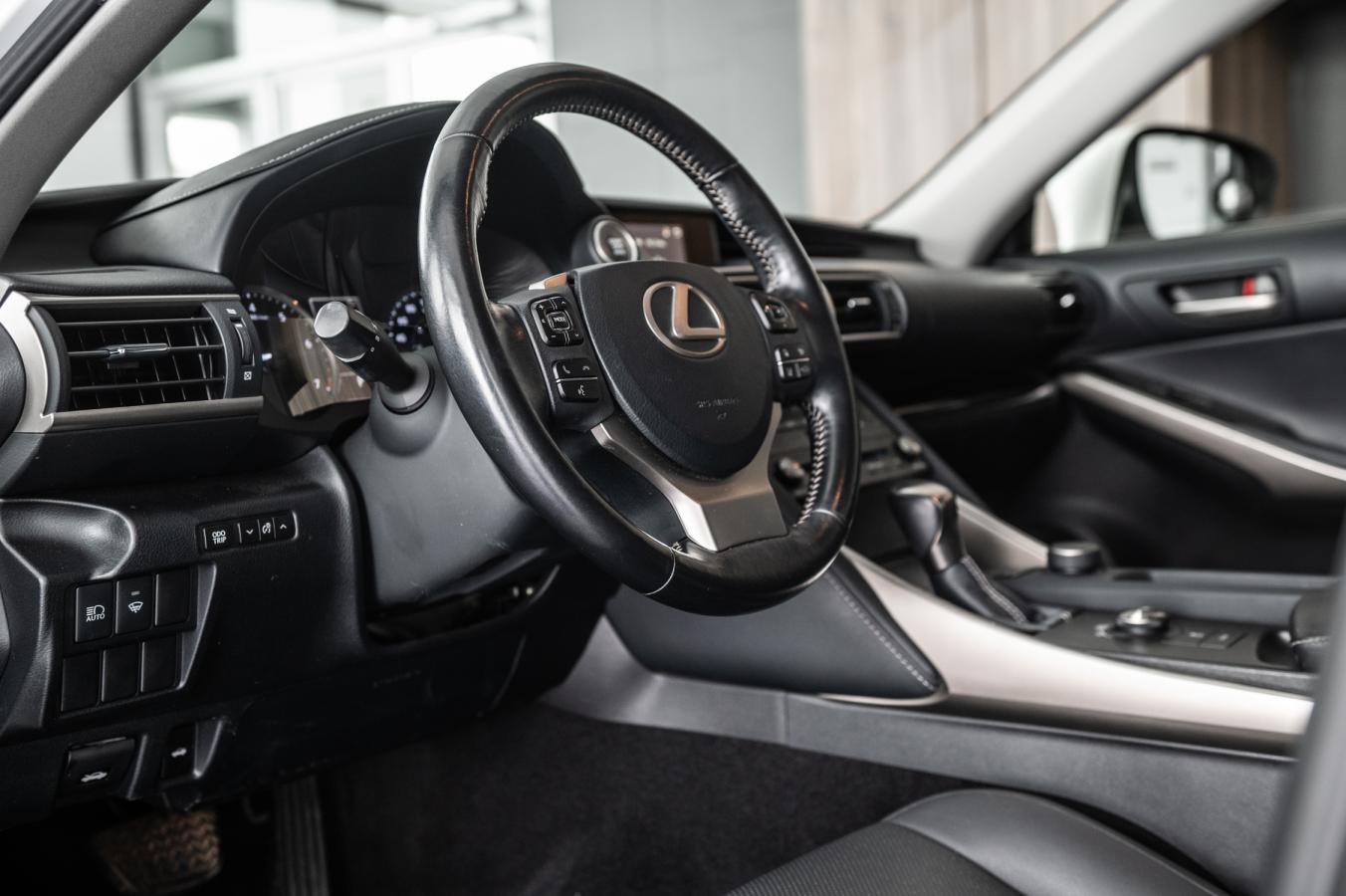 2019 Lexus IS 300 - Image 14