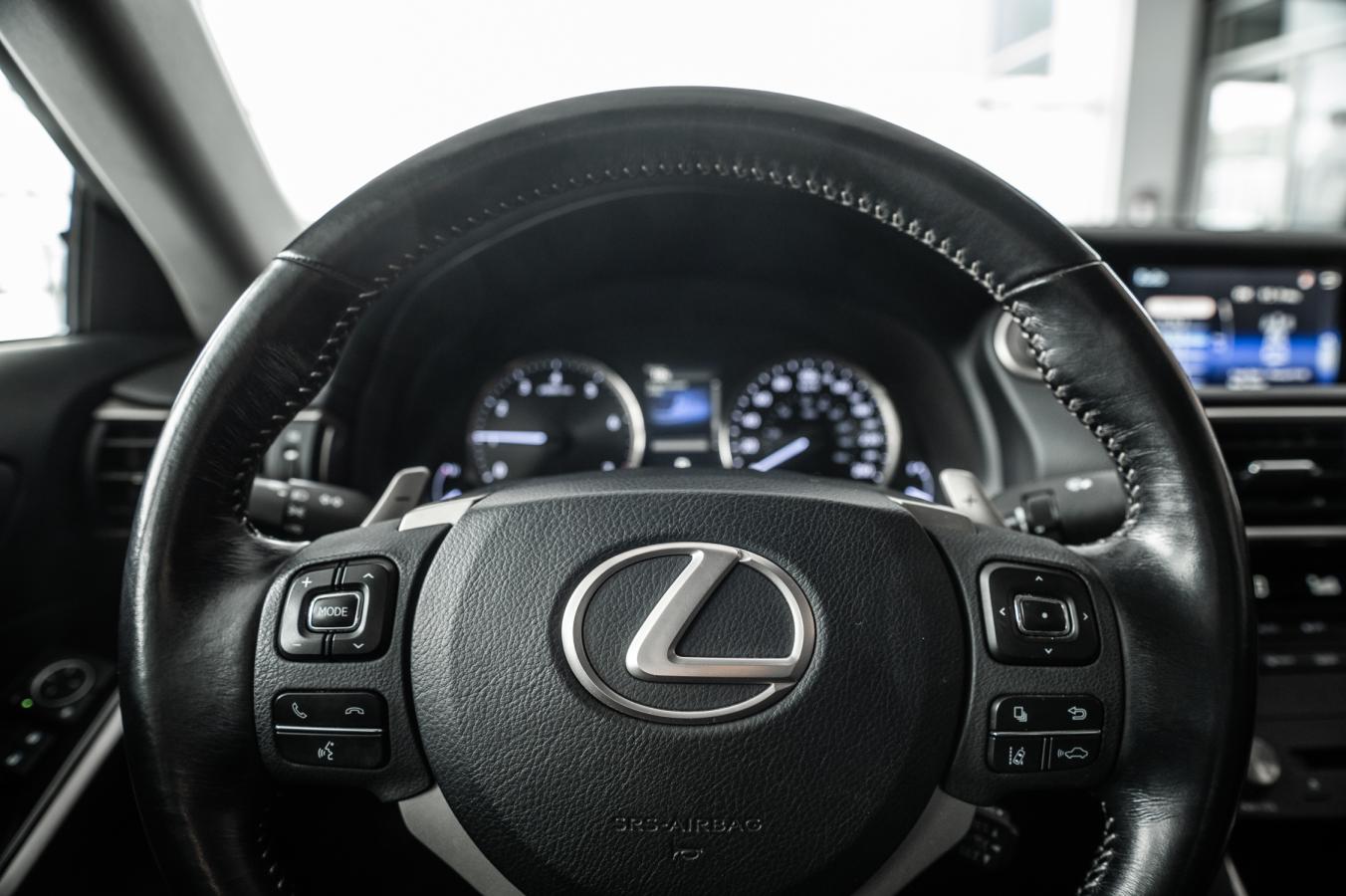 2019 Lexus IS 300 - Image 16
