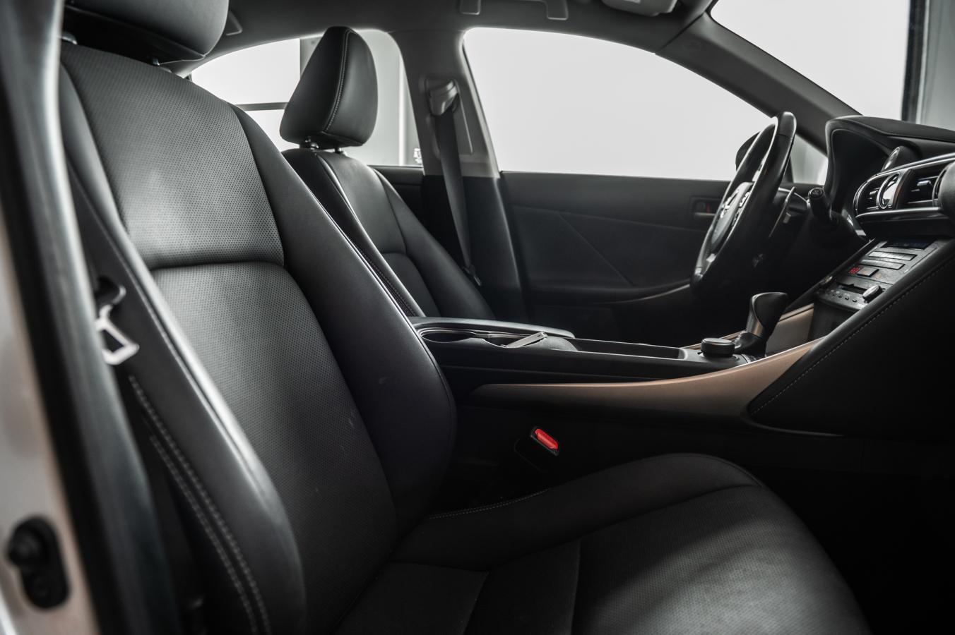 2019 Lexus IS 300 - Image 32