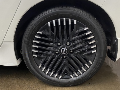 2023 Nissan LEAF - Image 12