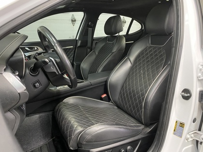 2021 Genesis G70 - Image 16