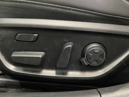 2021 Genesis G70 - Image 17