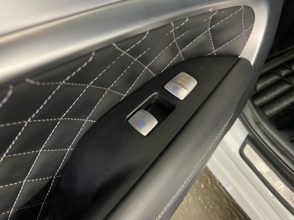 2021 Genesis G70 - Image 21