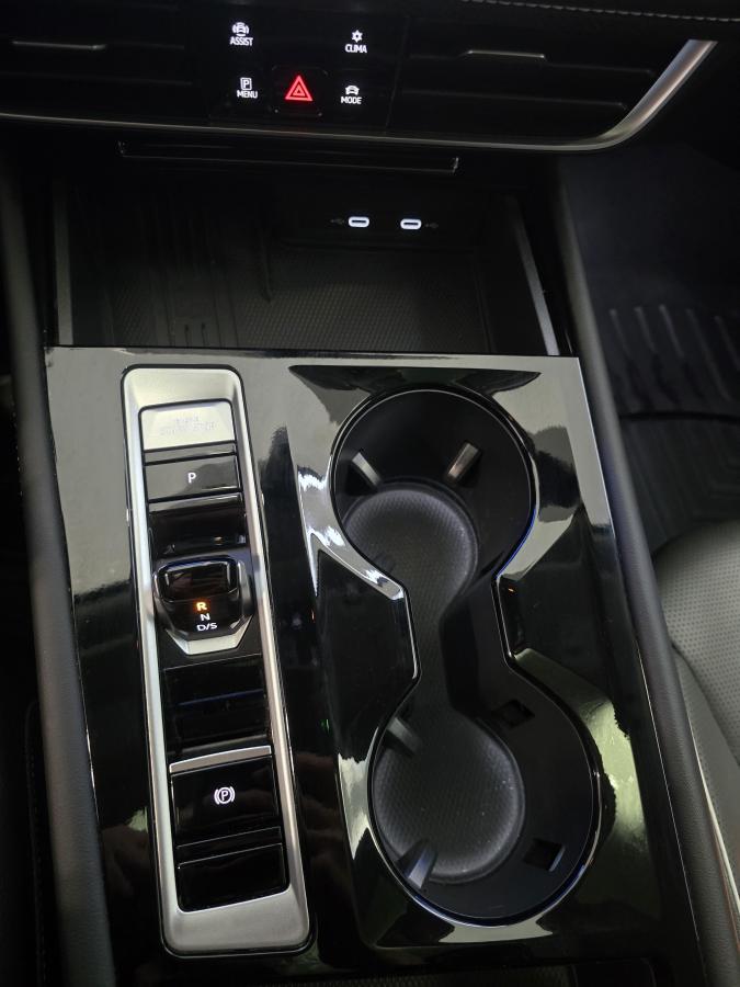 2025 Volkswagen Atlas - Image 13