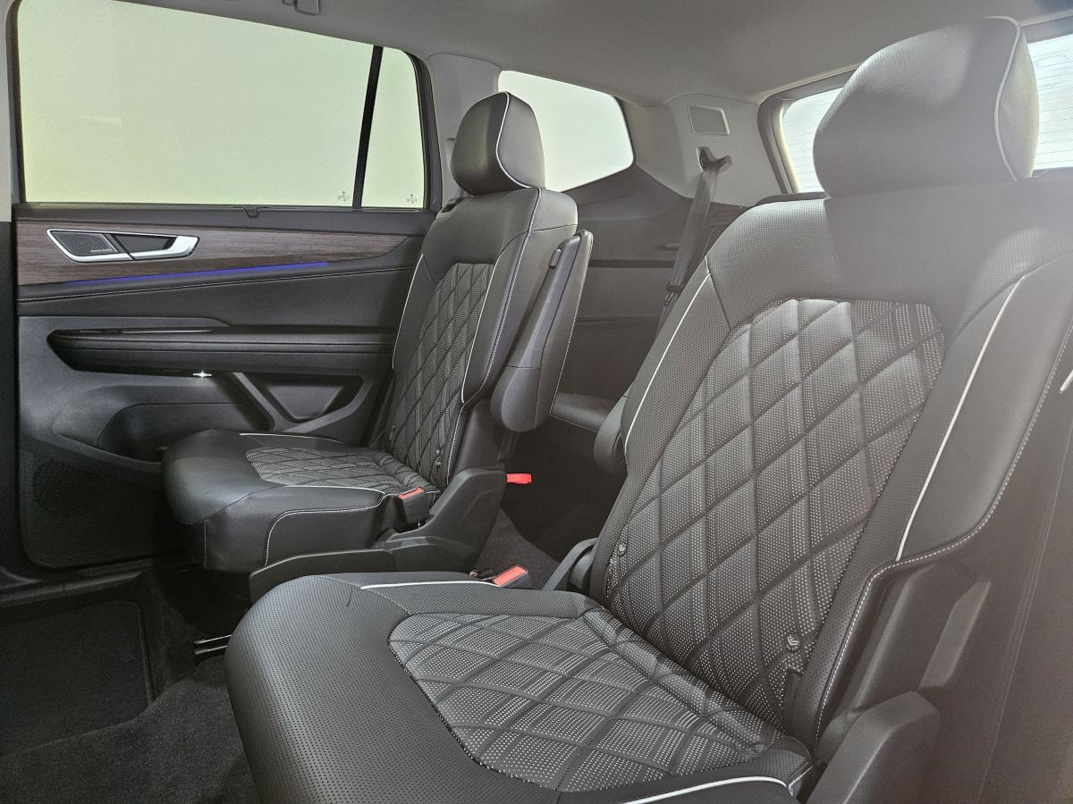 2025 Volkswagen Atlas - Image 12