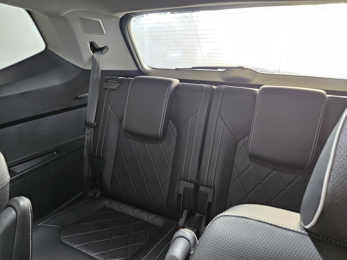 2025 Volkswagen Atlas - Image 13