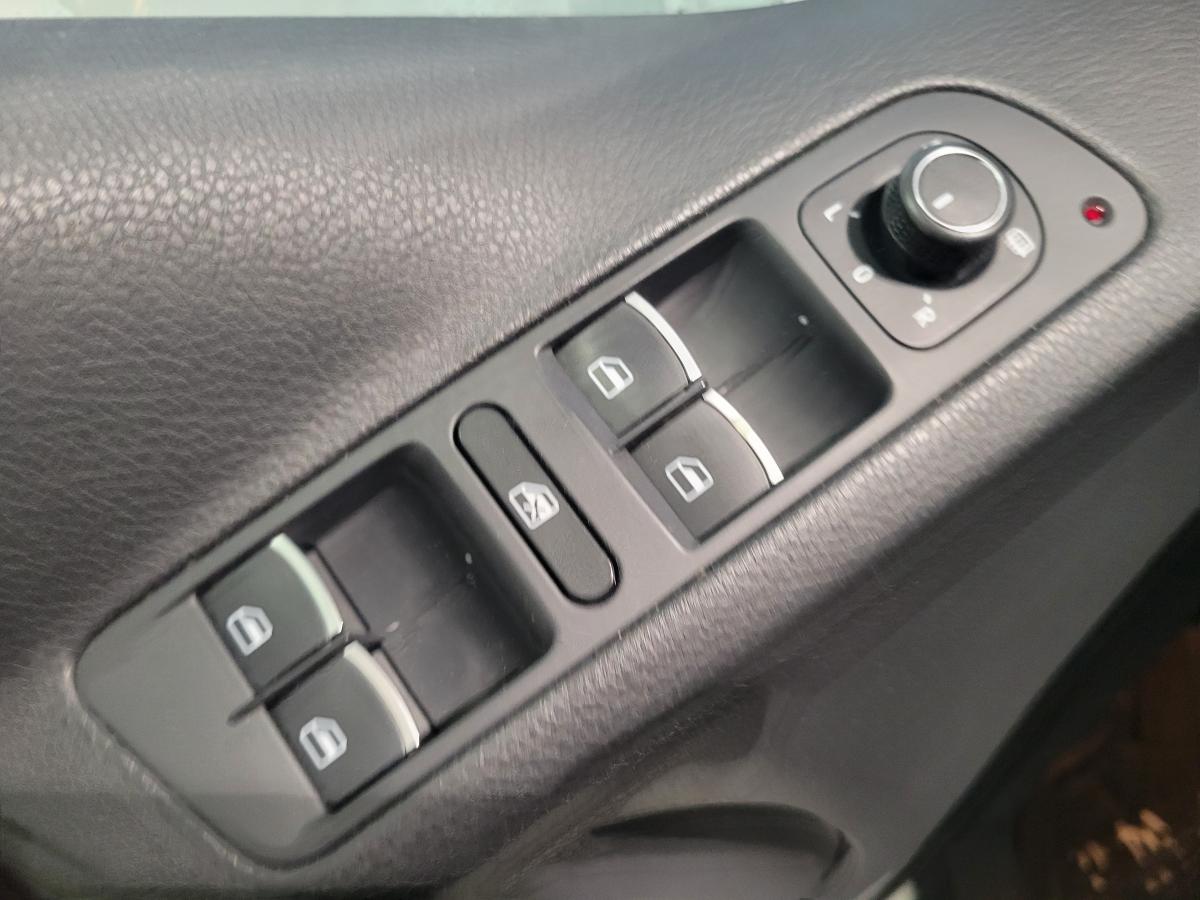 2017 Volkswagen Tiguan - Image 11