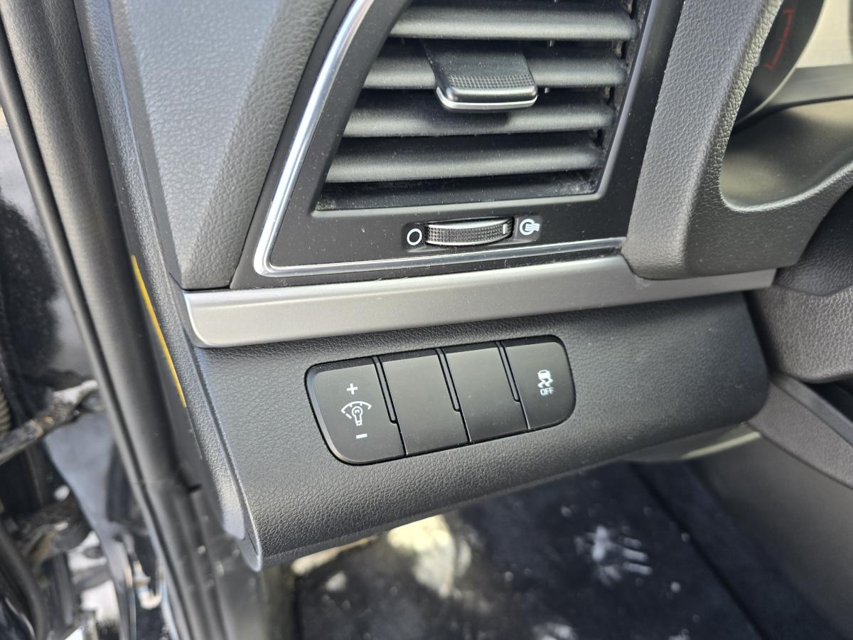 2018 Hyundai Elantra - Image 16