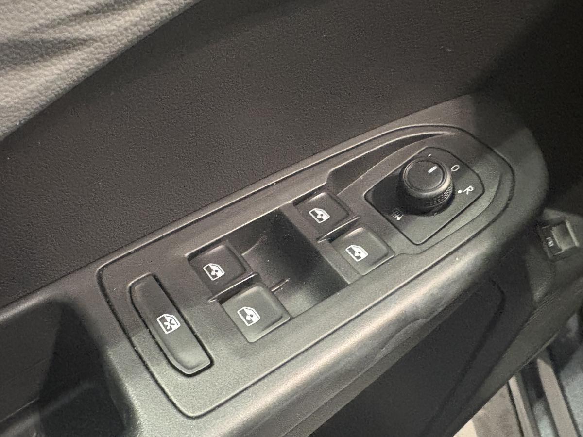 2022 Volkswagen Taos - Image 16