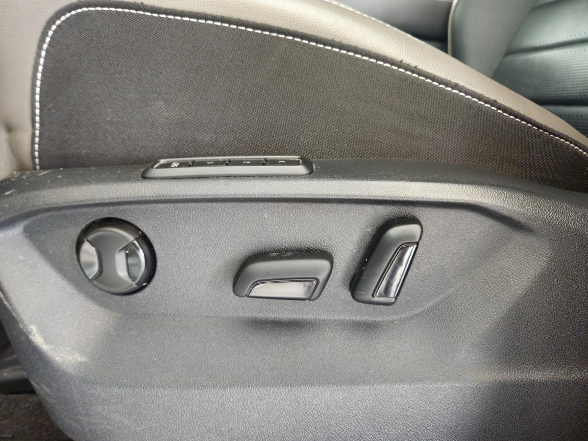 2023 Volkswagen Atlas Cross Sport - Image 13